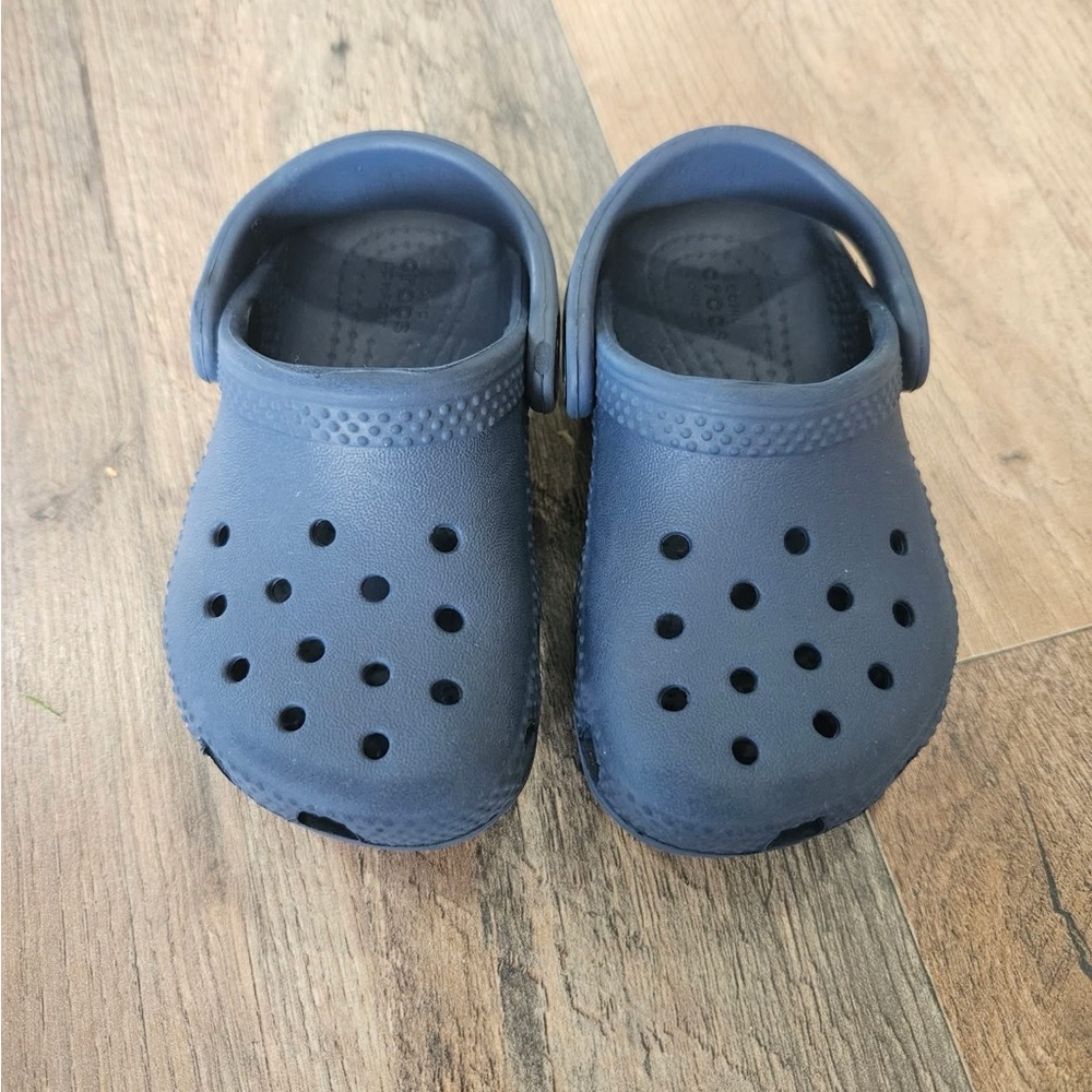 Toddler crocs size 6